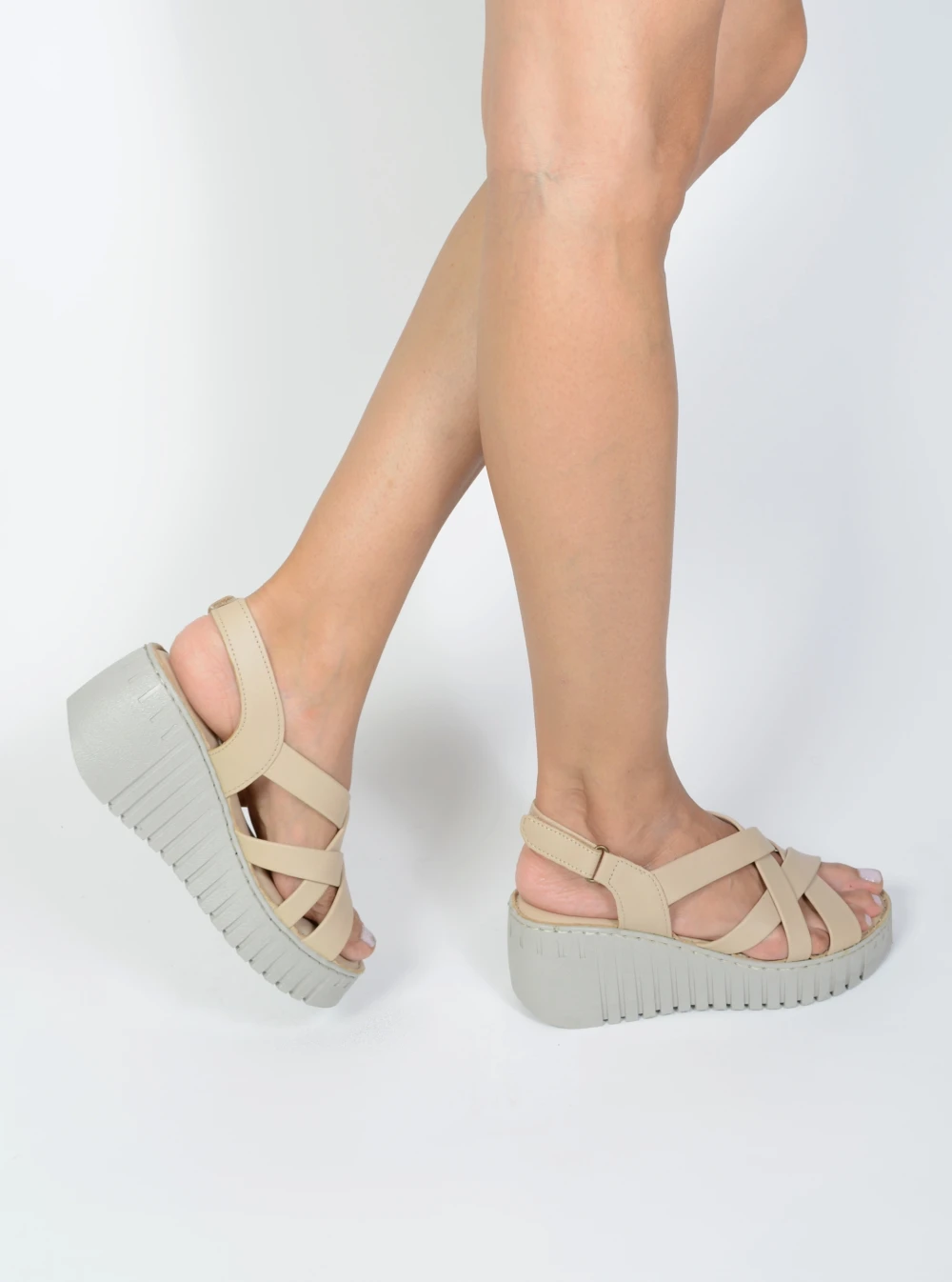 Сандали на платформа за любители в бежов цвят - image