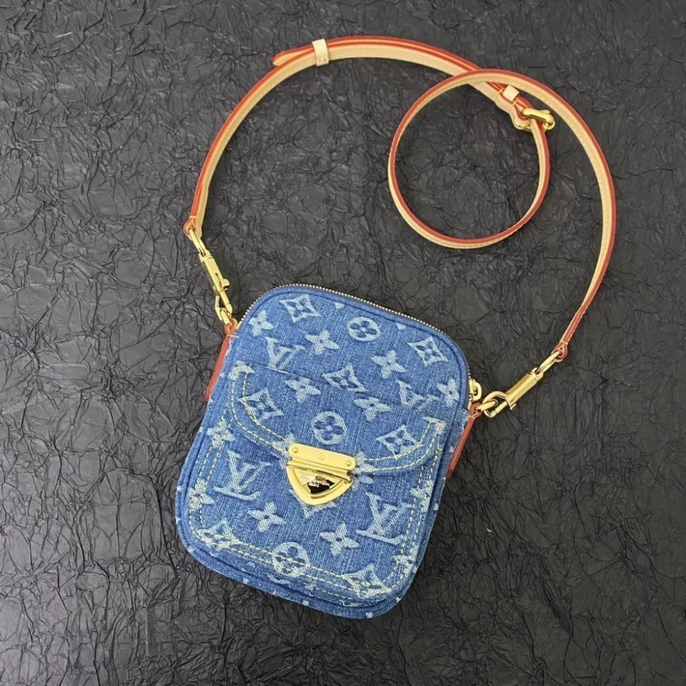 LV / Crossbody / Blue - image
