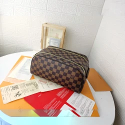 LV / Toiletry Pouch 26 / Damier Ebene / 28 x 16 x 13 cm