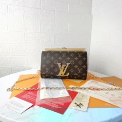 LV / Pochette M94336 / Monogram / 23 x 15 x 5 cm