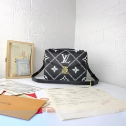 LV / Pochette Métis / Black / 25 x 19 x 7 cm
