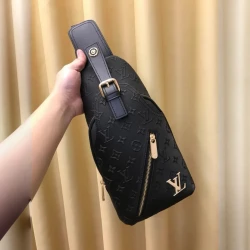 LV / 963 / Black / 28 x 20 x 6 cm