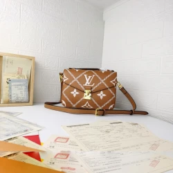LV / Pochette Métis / Monogram / 25 x 19 x 7 cm