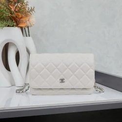 CC / Flap Bag / White / 19.5 x 13 x 4 cm