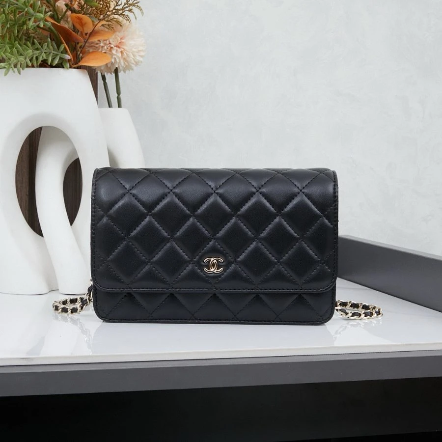 CC / Flap Bag / Black / 19.5 x 13 x 4 cm - image