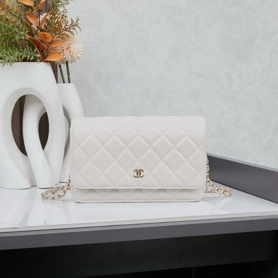 CC / Flap Bag / White / 19.5 x 13 x 4 cm - image