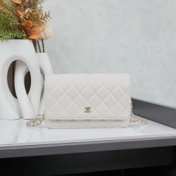CC / Flap Bag / White / 19.5 x 13 x 4 cm