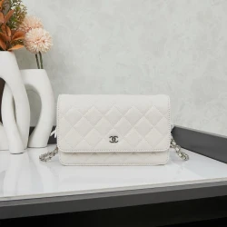 CC / Flap Bag / Beige / 19.5 x 13 x 4 cm