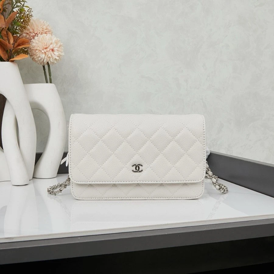 CC / Flap Bag / Beige / 19.5 x 13 x 4 cm - image
