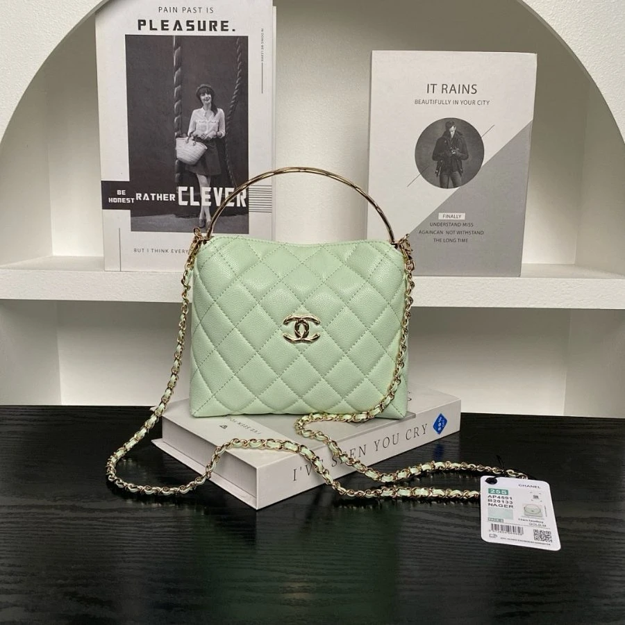 CC / Vanity Bag / Green / 14.5 x 18.5 x 7 cm - image