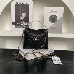 CC / Vanity Bag / Black / 14.5 x 18.5 x 7 cm