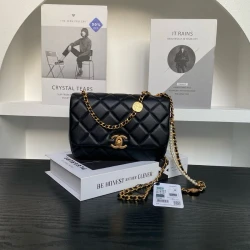 CC / Mini Flap Bag / Black / 14 x 20 x 4.5 cm