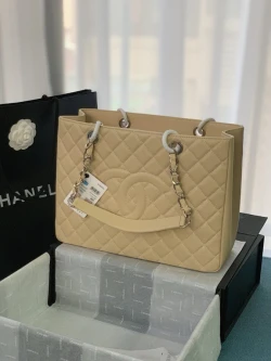 CC / Flap Bag / Beige / 24 x 33 x 13 cm