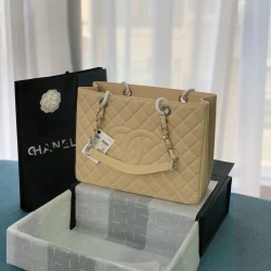 CC / Flap Bag / Beige / 24 x 33 x 13 cm