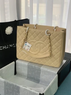 CC / Flap Bag / Beige / 24 x 33 x 13 cm