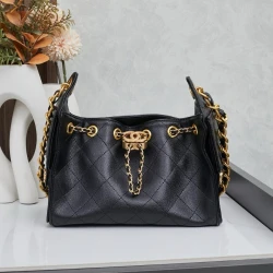 CC / Mini Flap Bag / Black / 22 x 15 x 12 cm