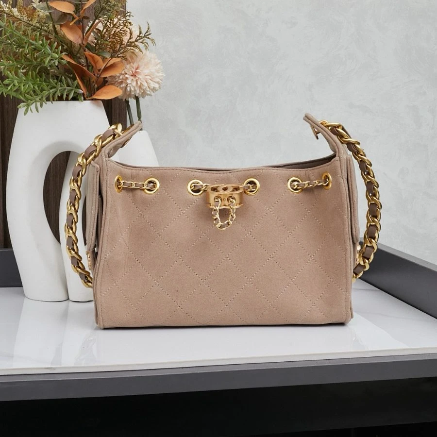 CC / Mini Flap Bag / Black / 22 x 15 x 12 cm - image