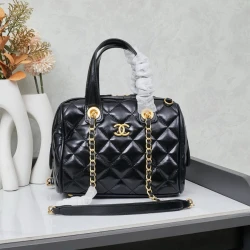 CC / Flap Bag / Black / 22 x 18 x 8 cm