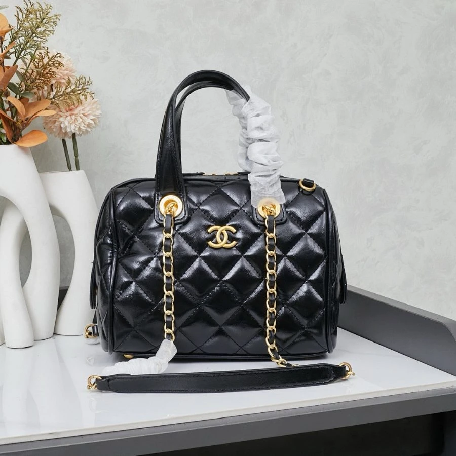 CC / Flap Bag / Black / 22 x 18 x 8 cm - image