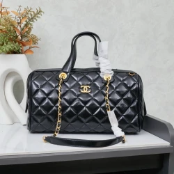 CC / Flap Bag / Black / 31 x 17 x 13 cm