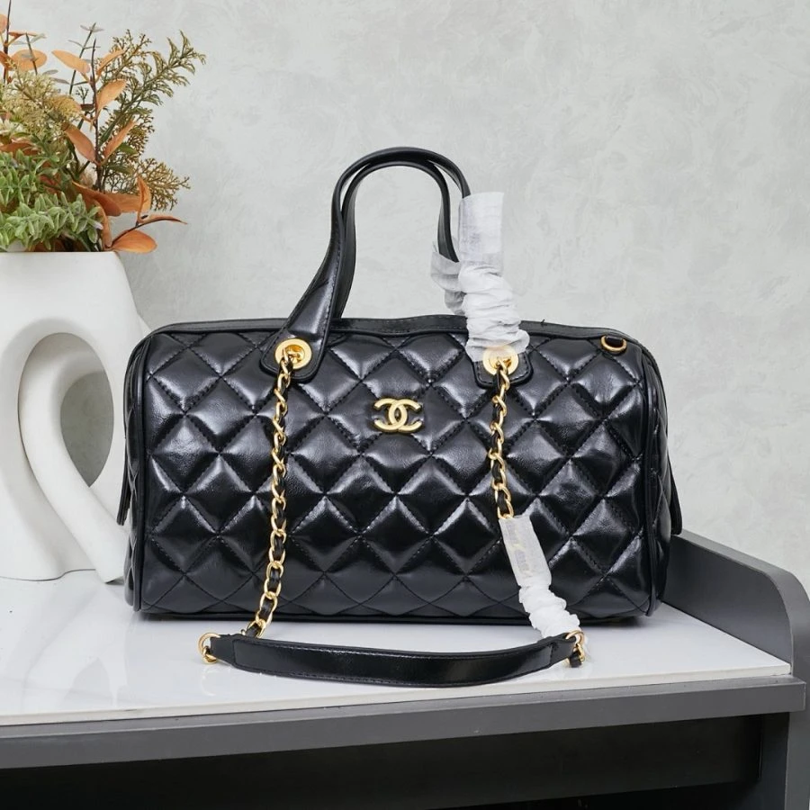 CC / Flap Bag / Black / 31 x 17 x 13 cm - image