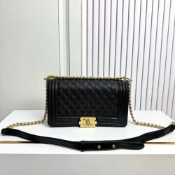 CC / Flap Bag / 25 x 19 x 9 cm / 25 x 19 x 9 cm