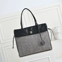 CC / Flap Bag / Black / 42 x 30 x 19 cm