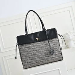 CC / Flap Bag / Black / 42 x 30 x 19 cm
