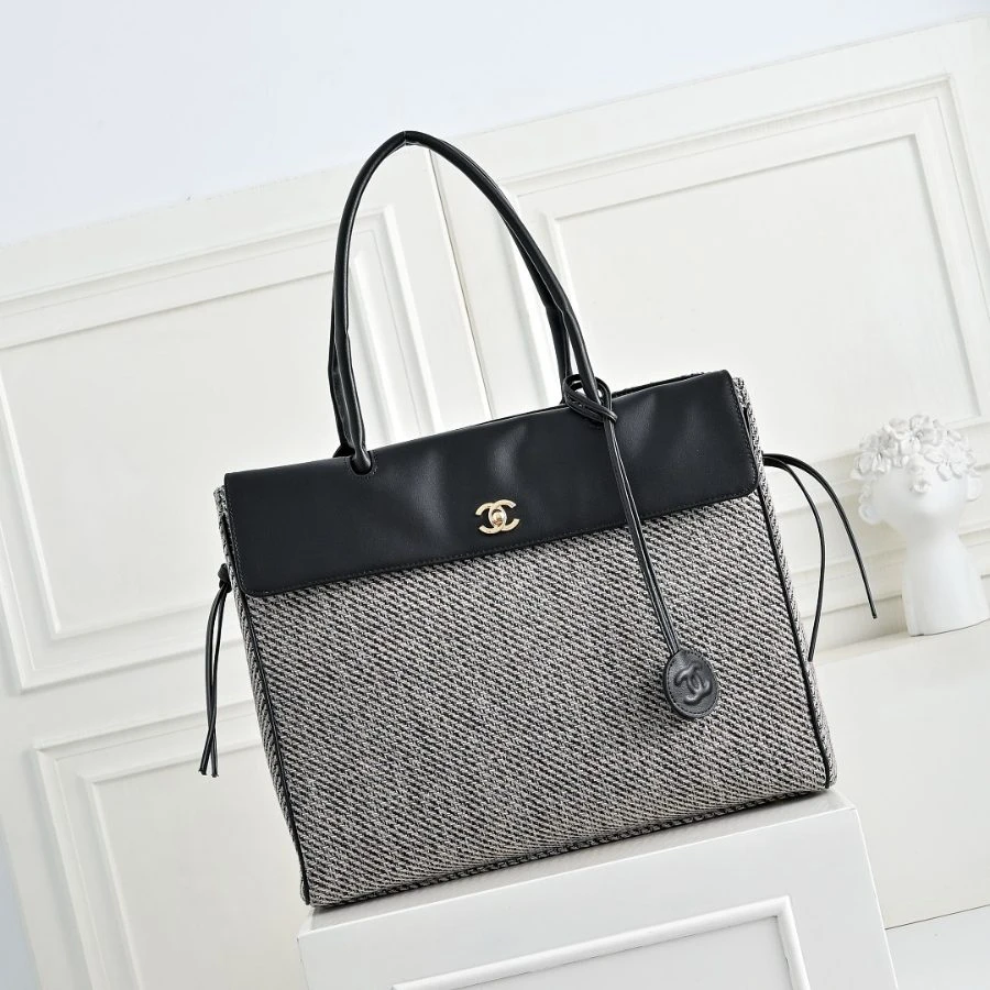 CC / Flap Bag / Black / 42 x 30 x 19 cm - image