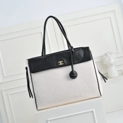 CC / Flap Bag / Black / 42 x 30 x 19 cm