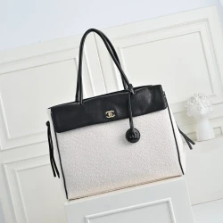 CC / Flap Bag / Black / 42 x 30 x 19 cm