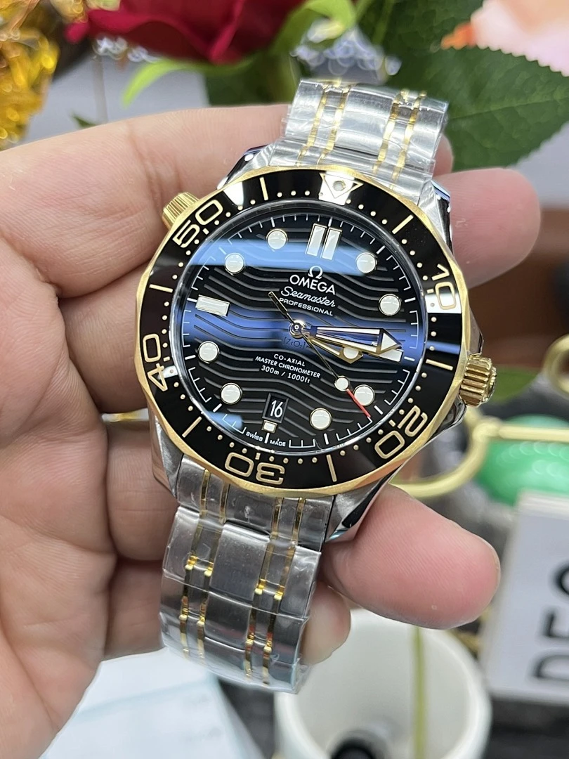 OMG Watch / Gold - image
