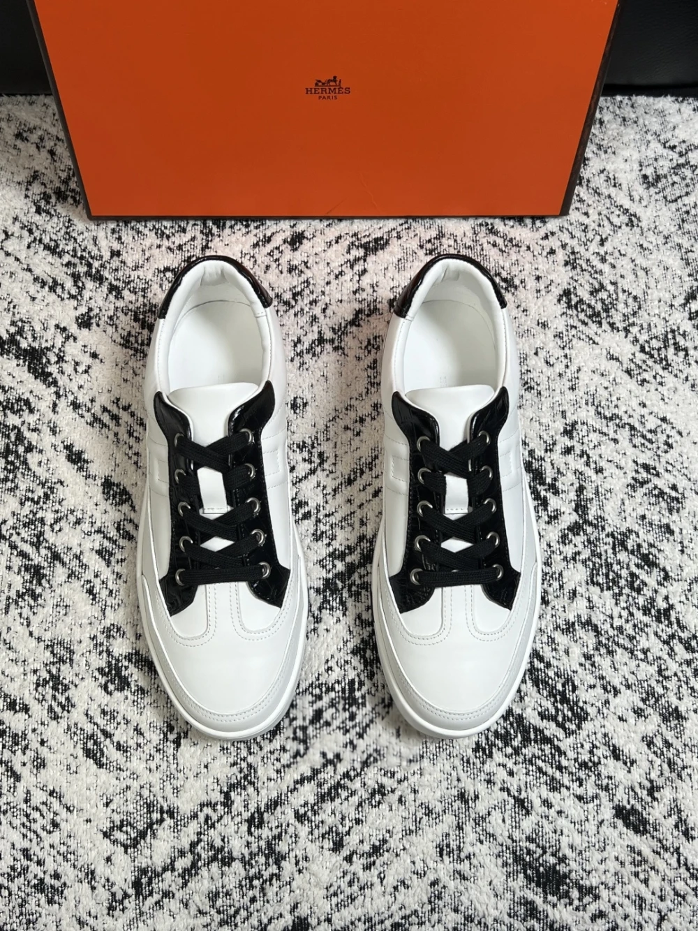 Hrms / Low-Top Sneaker / White Black - image