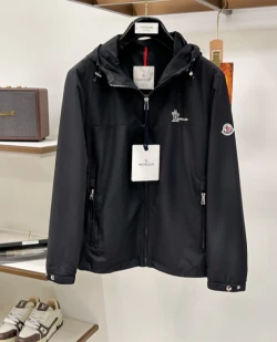 MON Small Chest Logo Hooded Jacket / Black