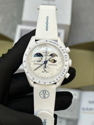 SW MoonSwatch Snoopy Moonphase / White - image