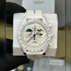 SW MoonSwatch Snoopy Moonphase / White