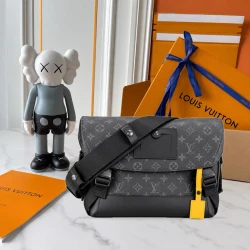 LV / Voyager Small / Black Monogram