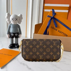LV / Pochette Accessoires / Monogram Brown