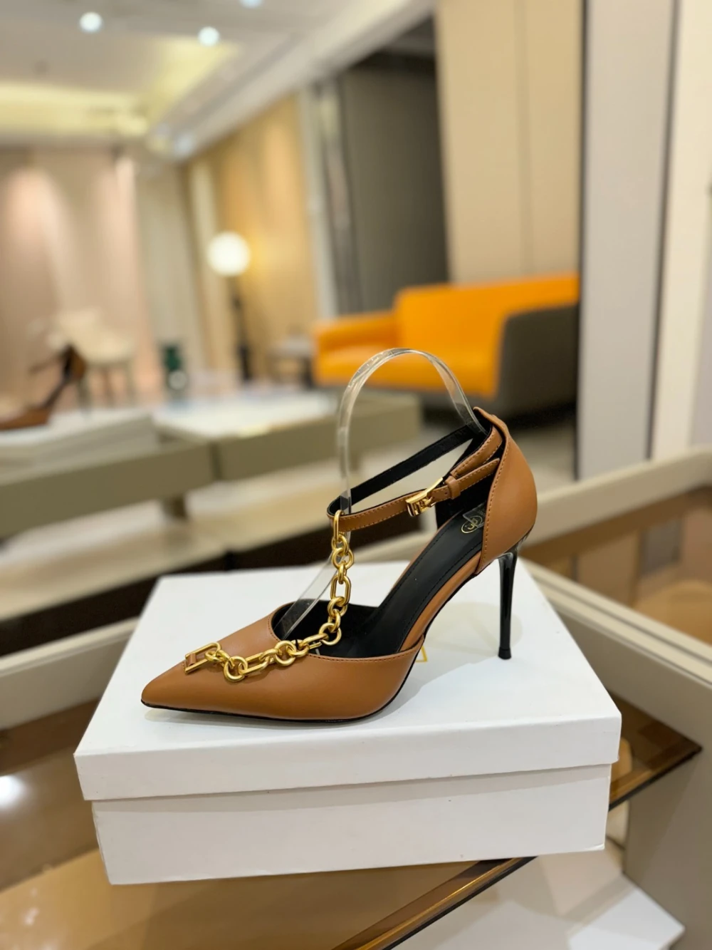 Balmain Moneta Chain Pump "Camel/Gold" - image
