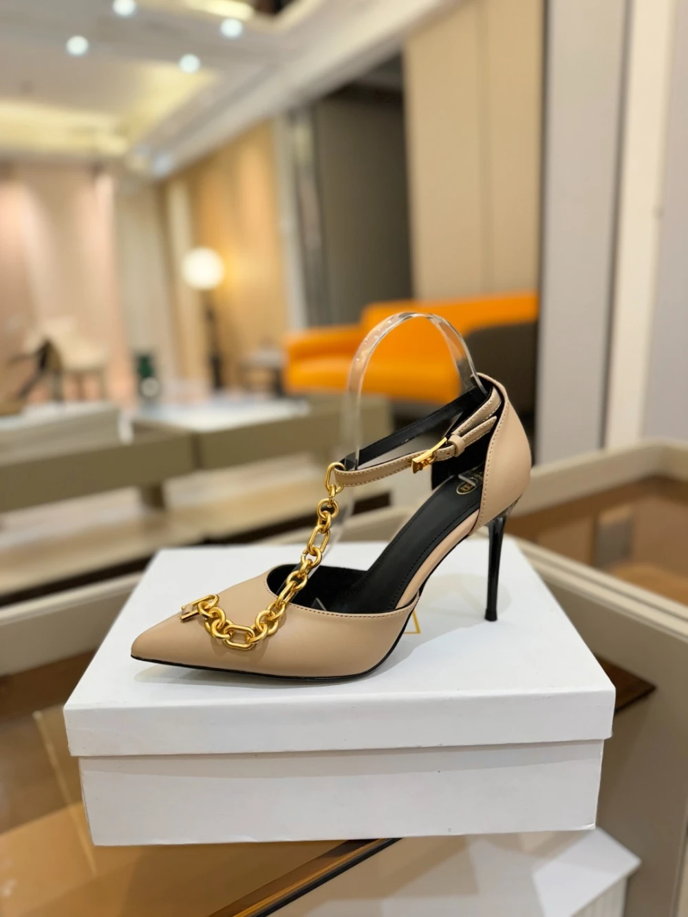 Balmain Moneta Chain Pump "Nude/Gold" - image